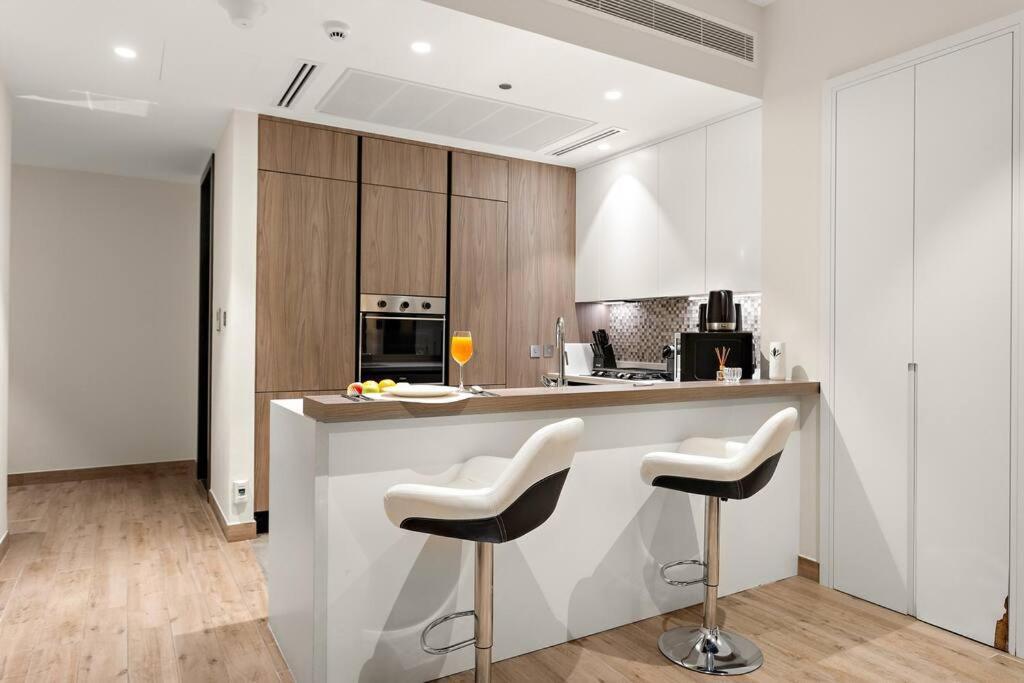 Luxury 1br With Marina View Jumeirah Living Dubai